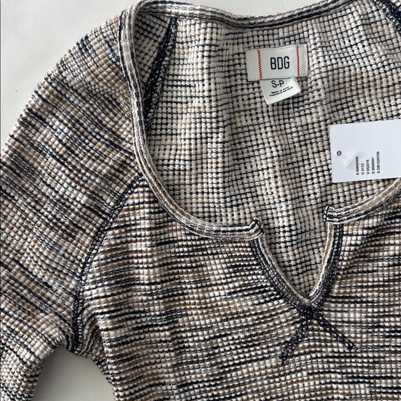 NWT UO Theo Notch Thermal Stripe Textured Pattern Crop Top Cream Black Small - Picture 5 of 6